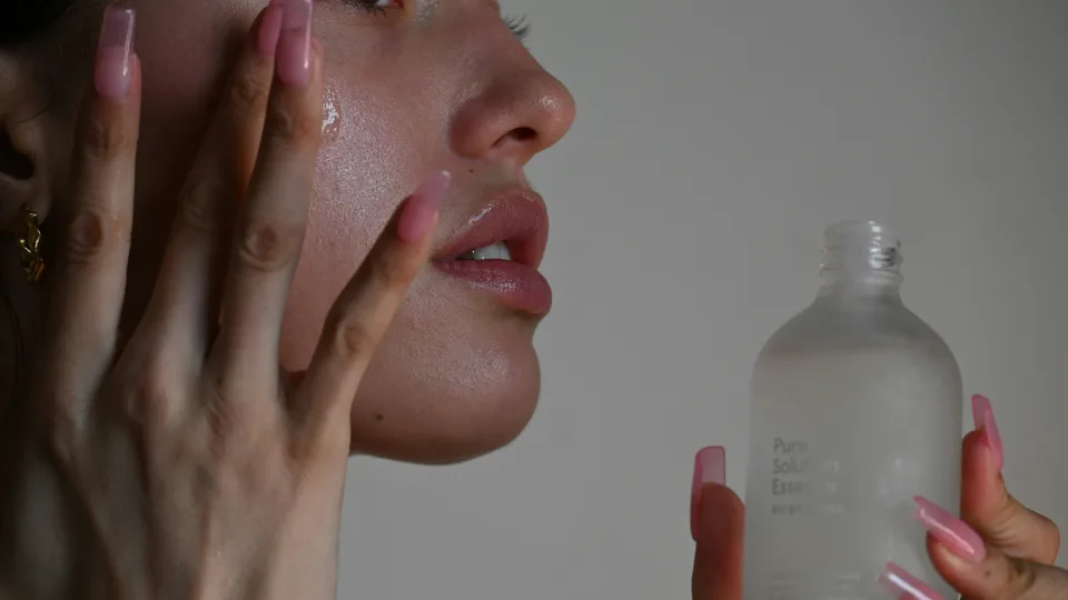 Dermatologai atskleidė šokiruojančią tiesą: nuo kokio amžiaus iš tikrųjų privalu naudoti kremus nuo raukšlių