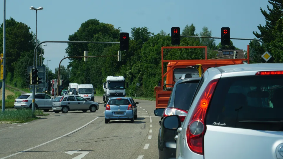 Žiema kelyje keičia taisykles: instruktorius atskleidė, kada spausti gazą yra itin pavojinga klaida