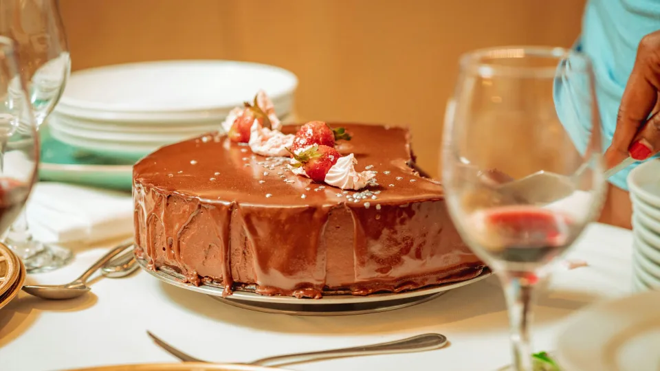 Aksominis šokoladinis sūrio tortas be kepimo: nerealiai kreminis desertas, kurį pagamins net didžiausias tinginys