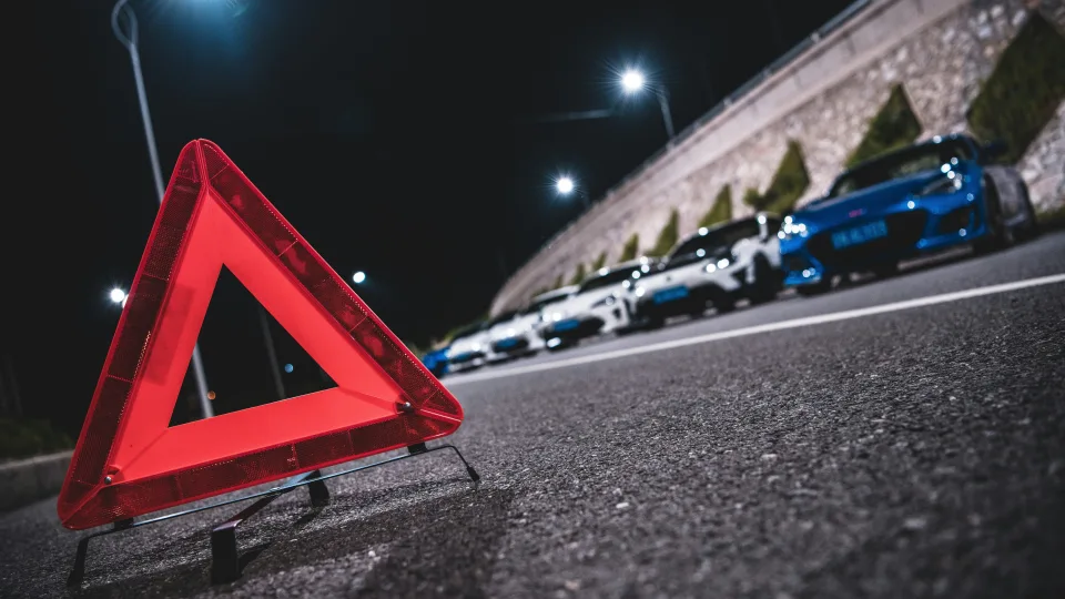 Ispanijoje draudžiami avariniai trikampiai: kas juos pakeitė ir kodėl tai gali paliesti visą Europą