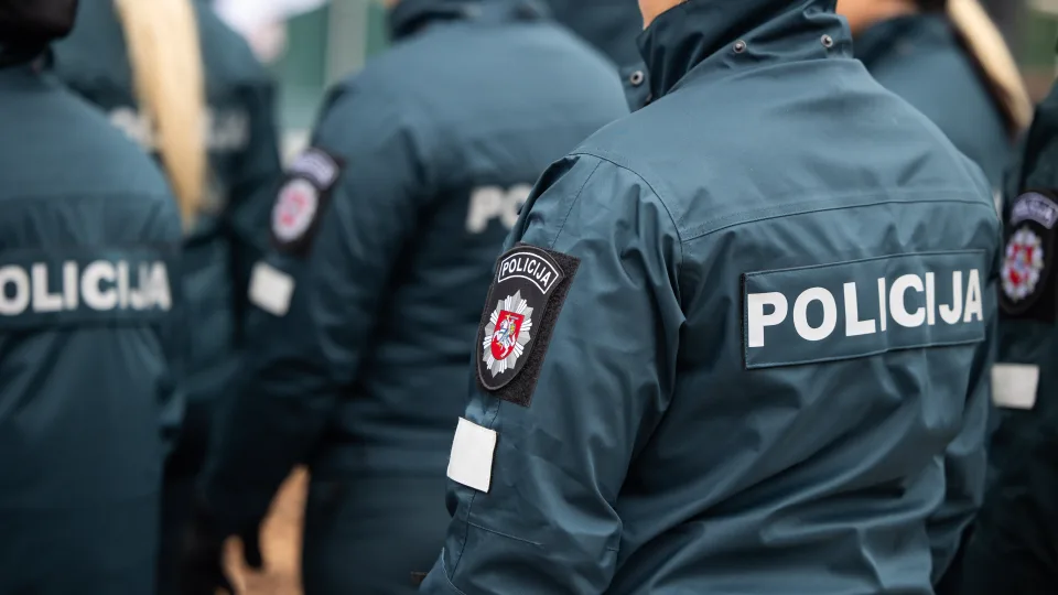 Netikėtas radinys Mažeikiuose: policijos pareigūnai aptiko naminės degtinės gaminimo įrangą