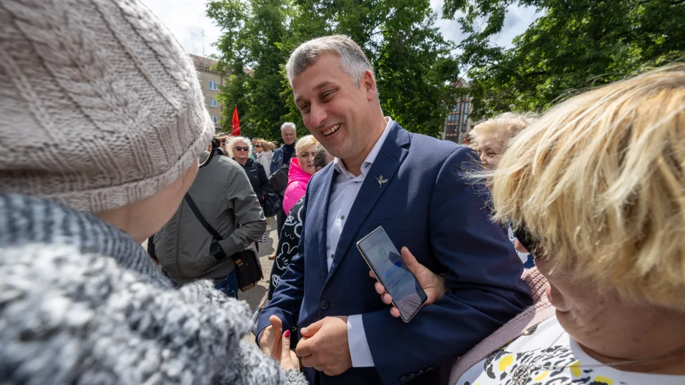 Etikos sargų išvados: Kairį rinkėjų papirkinėjimu apkaltinęs Ąžuolas pažeidė politikų elgesio kodeksą