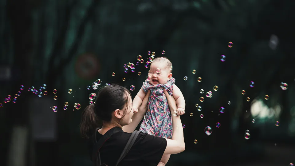 Demografinis lūžis, kuris kelia nerimą pasauliui: gimstamumas krito į dugną