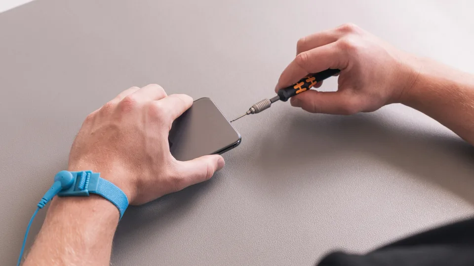 Specialistai perspėja: ši „iPhone“ naudojimo klaida dažnai baigiasi brangiu remontu