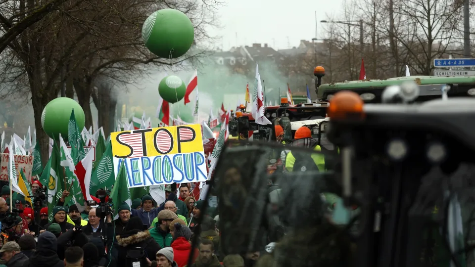 Strasbūras ūžia: ūkininkai kyla prieš prekybos susitarimą, kuris gali sukrėsti Europos žemės ūkį