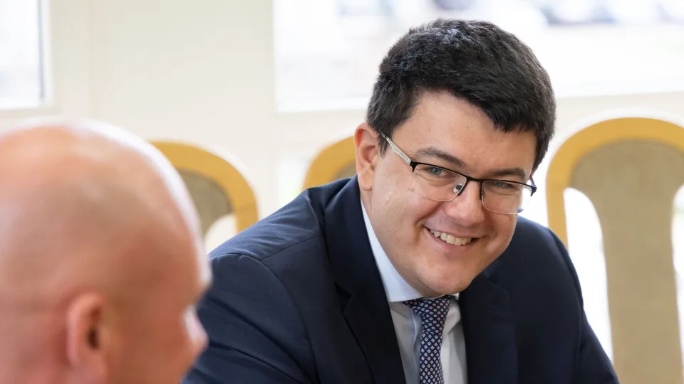 Pavojingas posūkis ar žodžio laisvė? Seimą supurtė siūlymas dėl neapykantos kalbos