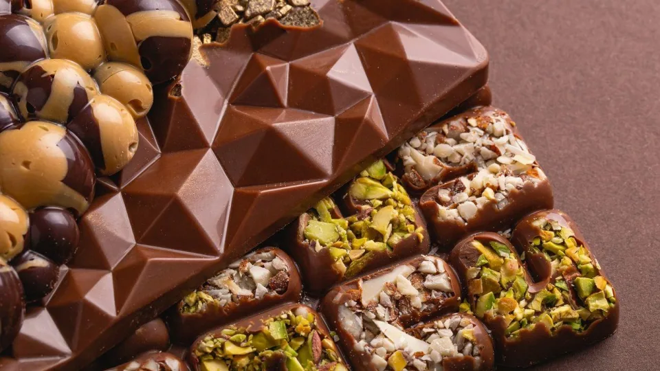Saldumynas, kuris kelia grėsmę: populiarus dubajaus šokoladas atsidūrė gydytojų taikinyje