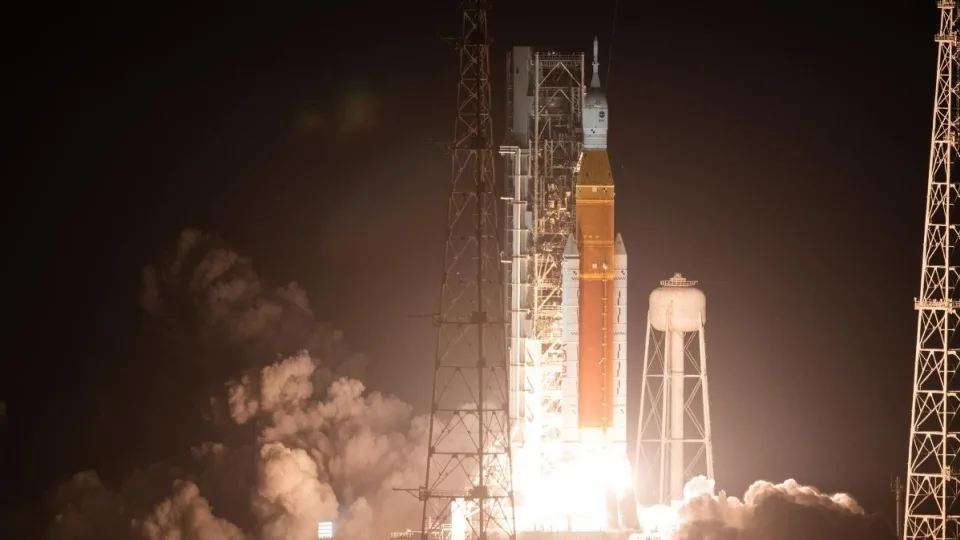 NASA švaisto milijardus: milžiniška SLS raketa į Mėnulį skris retai ir gali žlugti Artemis