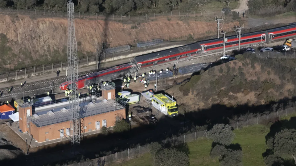 Dar viena nelaimė ant bėgių: avarija nusinešė gyvybę, sužeistųjų skaičius auga