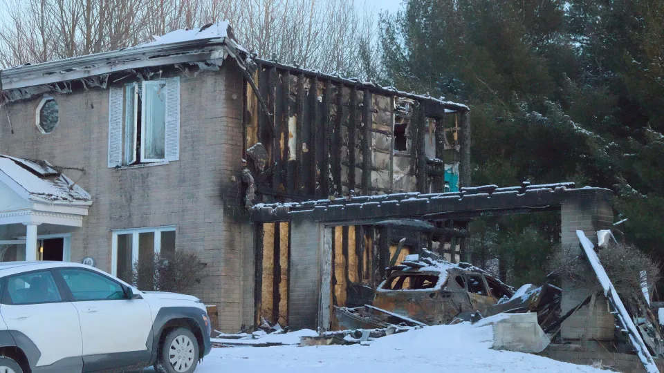 Vilniuje naktį liepsnos prarijo garažą su prabangiais automobiliais: vienas virto metalo laužu
