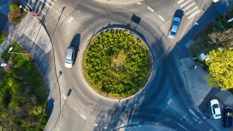 Ar galima išvažiuoti iš žiedo iš kairės juostos? Dažna klaida vairuotojams kainuoja brangiai
