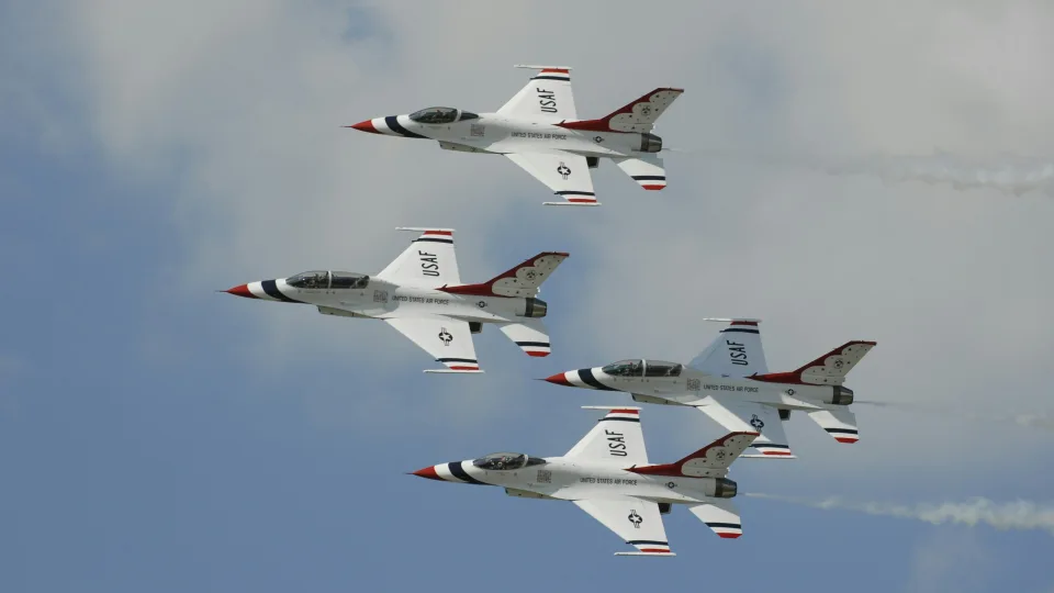 Milžiniška JAV oro tanklaivių armada perskrido Atlantą: ar artėja slaptas smūgis Europoje?