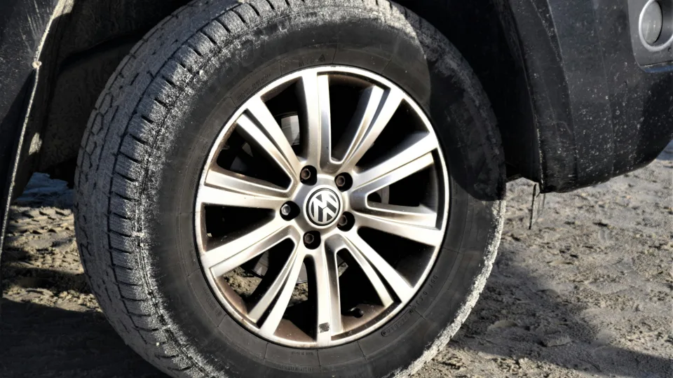 Žiemą užsidega lemputė, slėgis padangose krenta: mechanikai paaiškino, ko bijoti labiausiai