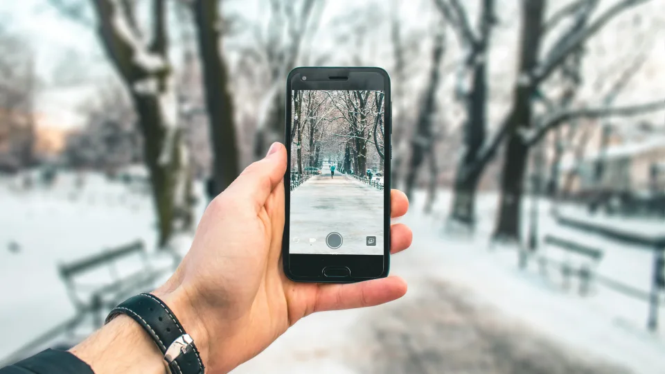 Kodėl žiemą telefonas išsijungia pačiu blogiausiu momentu? Ekspertai atskleidė netikėtą priežastį