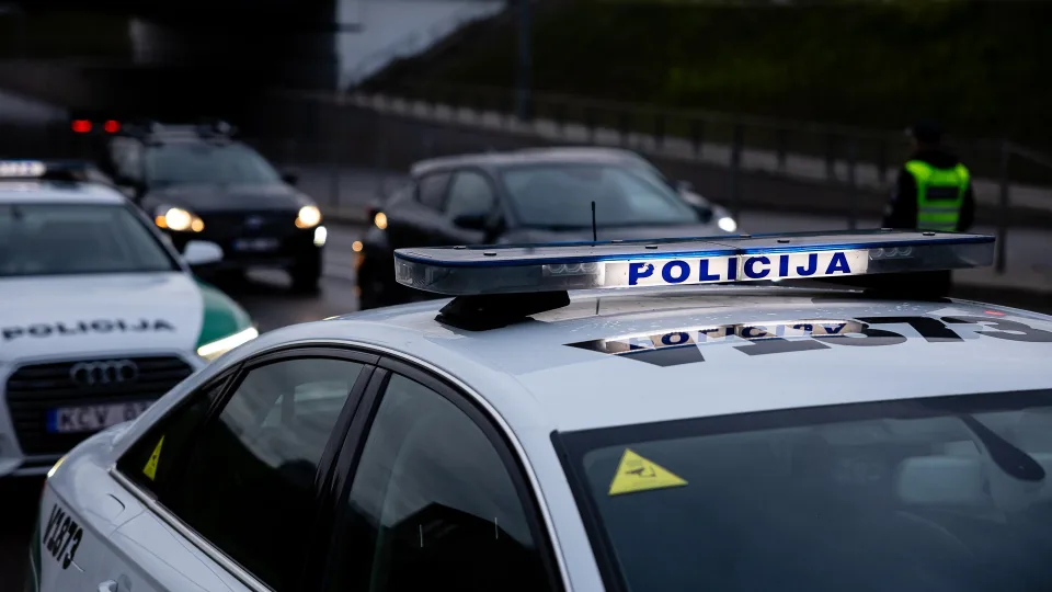 Alytaus rajone pasitelktas „Aras“: vyras apgadino gyvenamąjį namą, grasino į ginklą panašiu daiktu