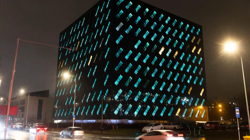 Vilniuje pradėtas tyrimas dėl grasinimų: prie Generalinės prokuratūros pastato palikta ginklo imitacija