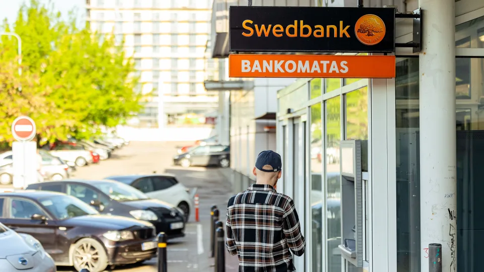 Bankas ragina nedelsiant pasirūpinti grynaisiais: „Swedbank“ siunčia įspėjimą, būtina reaguoti