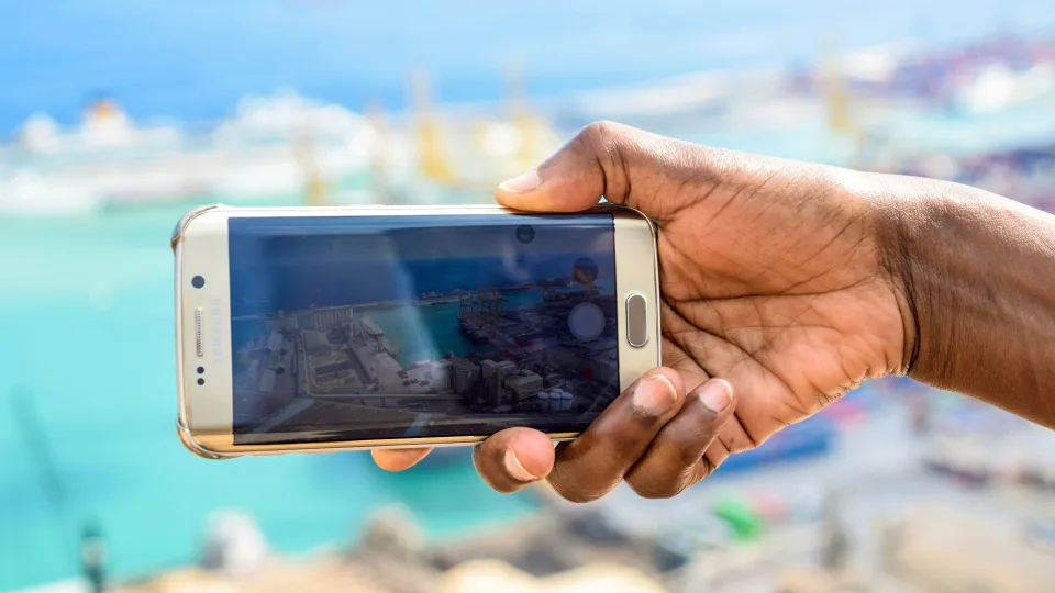 Apsauginiai stikliukai tampa nereikalingi? Naujas „Samsung“ flagmano ekranas keičia žaidimo taisykles