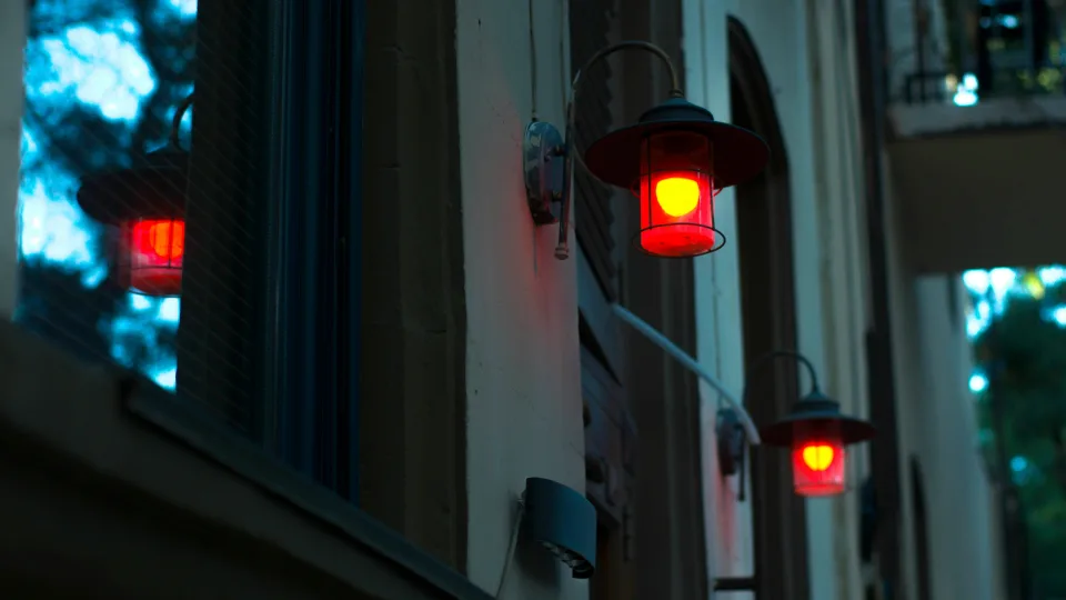 Danija ryžosi įdomiam eksperimentui: gatvėse įsižiebė raudona šviesa, galinti pakeisti miestų kasdienybę