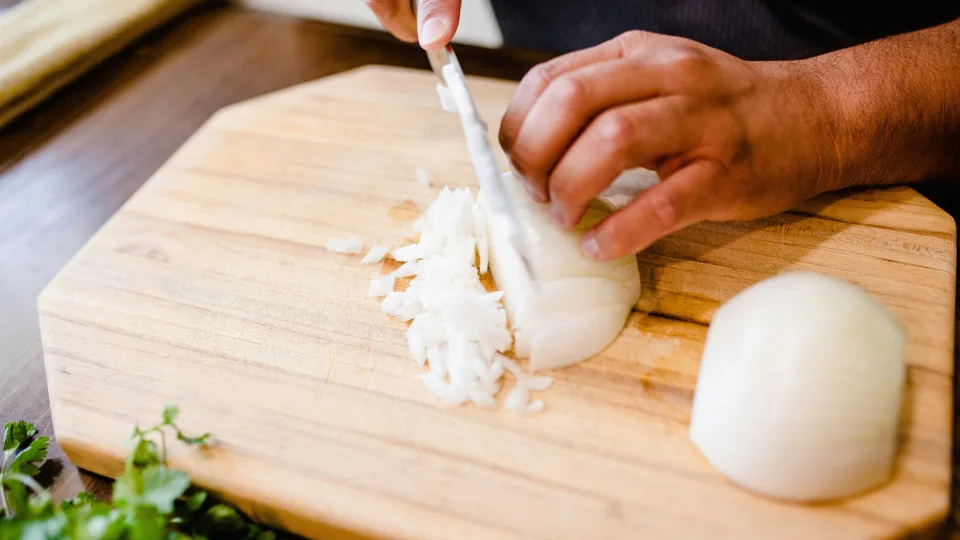 Šią gudrybę slepia daugelis virėjų: sužinokite, kaip supjaustyti svogūnus, jog netektų ašaroti