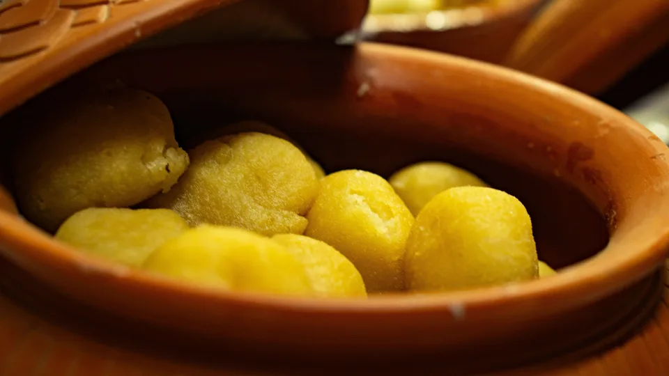 Pigus garnyras, kurio nori visi: traiškytų bulvių ir agurkų salotos užkariavo lietuvių virtuves