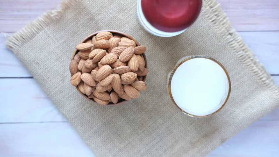 Pamirškite karvės pieną: 3 stebuklingi pieno pakaitalai, kurie pavers jūsų kavą skanesne