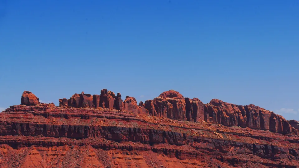 Mokslininkai suskaldė paslaptingas raudonas uolas ir neteko žado: paaiškėjo stulbinama tiesa
