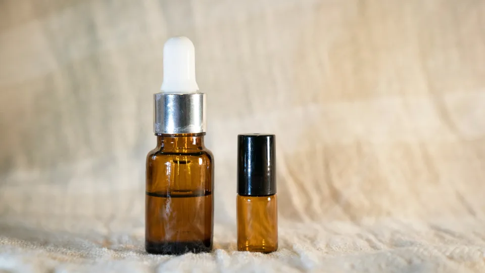 Dermatologai rekomenduoja: ši medžiaga stangrina paakių odą geriau nei retinolis ir hialuronas