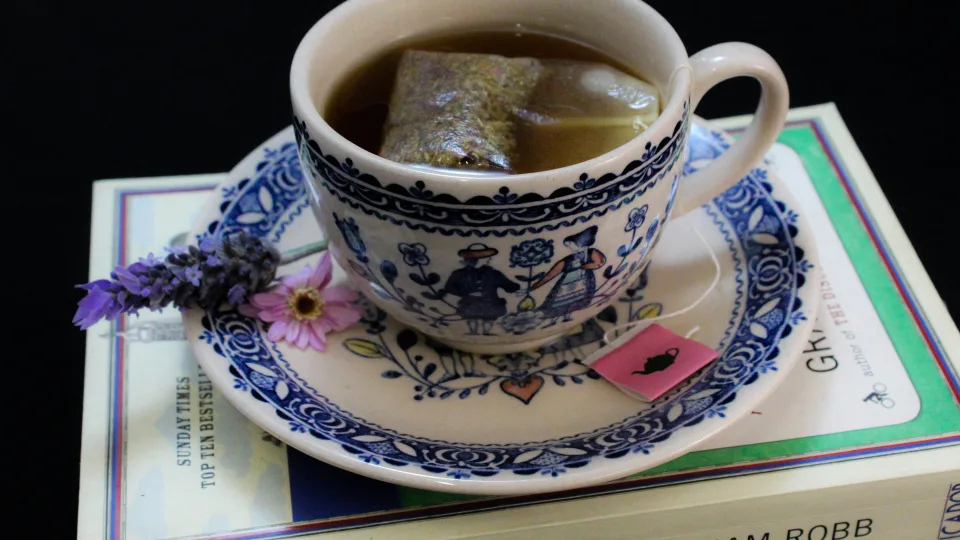 Šokiruojanti tiesa apie arbatą: gydytojai perspėja dėl nematomos grėsmės kiekviename puodelyje