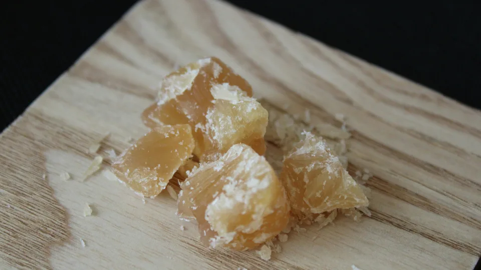 Baltos apnašos ant medaus: natūralus reiškinys ar ženklas, kad metas išmesti?