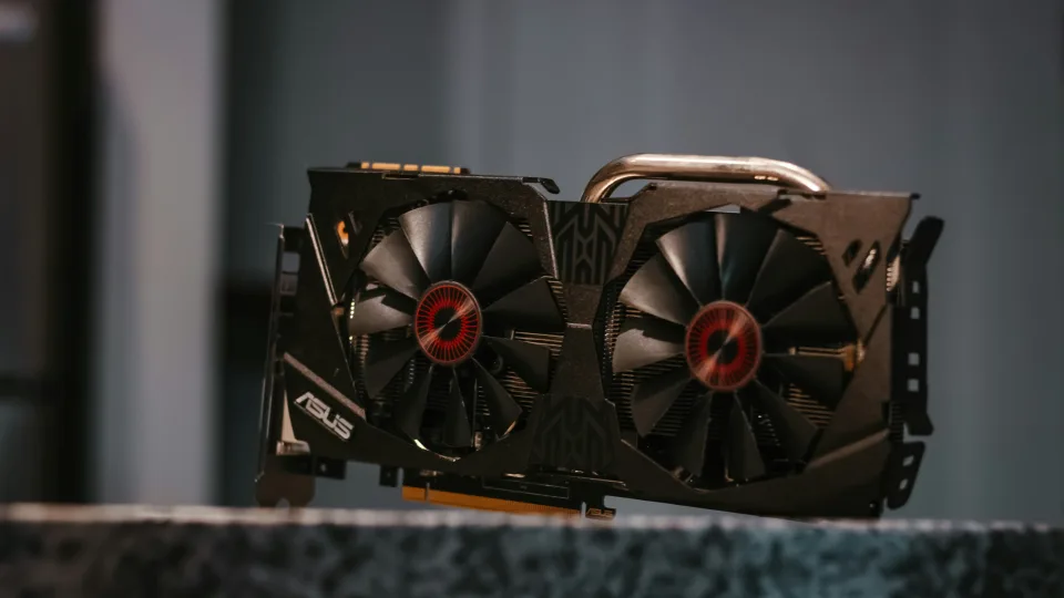 Elektronikos lentynos tuštėja: vaizdo plokštės ir atmintis dingsta akyse, pirkėjai neslepia panikos