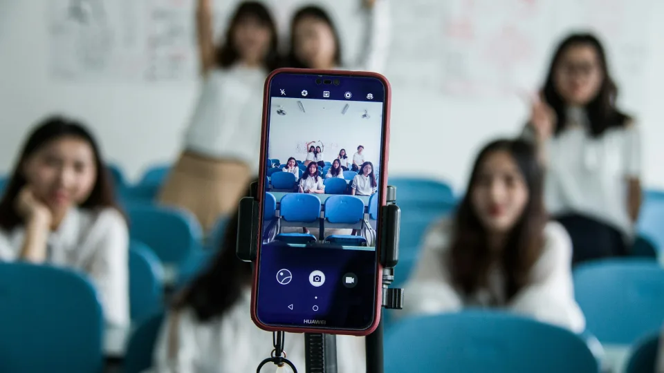 Švedija planuoja uždrausti telefonus mokyklose, vaikai turės juos atiduoti kiekvieną rytą