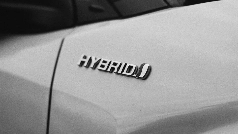 Staigmena Europos keliuose: elektromobiliai išstumti naujo rinkos lyderio