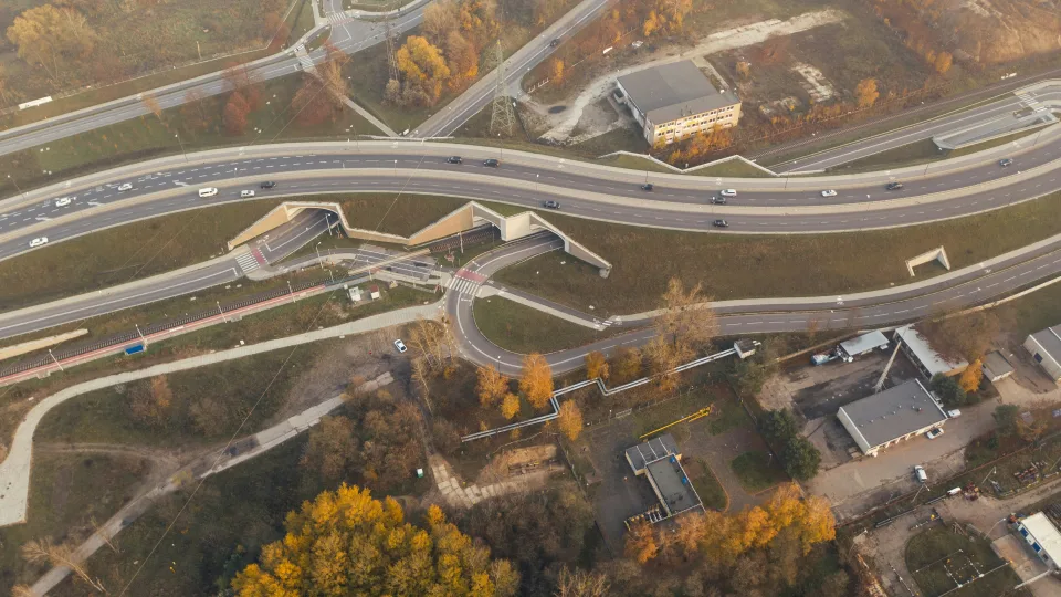 Paradoksas keliuose: avarijų mažėja, bet vairuotojams laisvė gniaužiama dar labiau