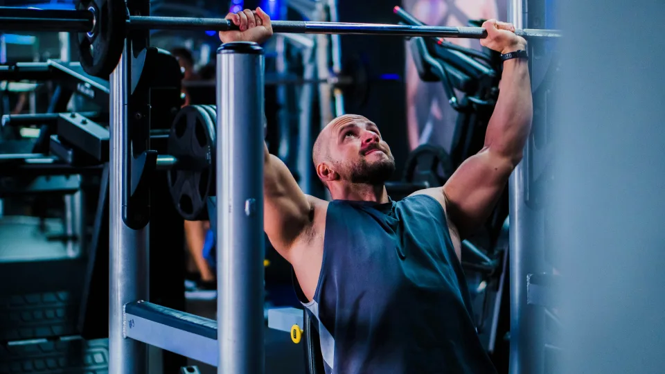 Grįžimas į sportą po ilgos pertraukos: gydytojas perspėja, ką išduoda raumenų skausmas