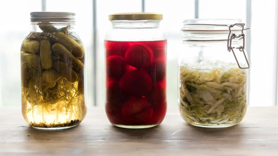 Gerti ar negerti? Dietologė atskleidė šokiruojančią tiesą apie agurkų marinato skystį