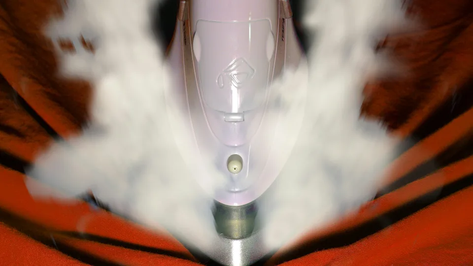 Atskleistas pribloškiantis triukas: kaip per kelias minutes atnaujinti pridegusį lygintuvą?