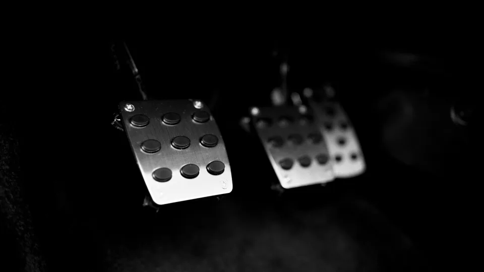 Stovėdamas paspaudė stabdį ir nustebo: automobilio funkcija, apie kurią dažnas vairuotojas nežino