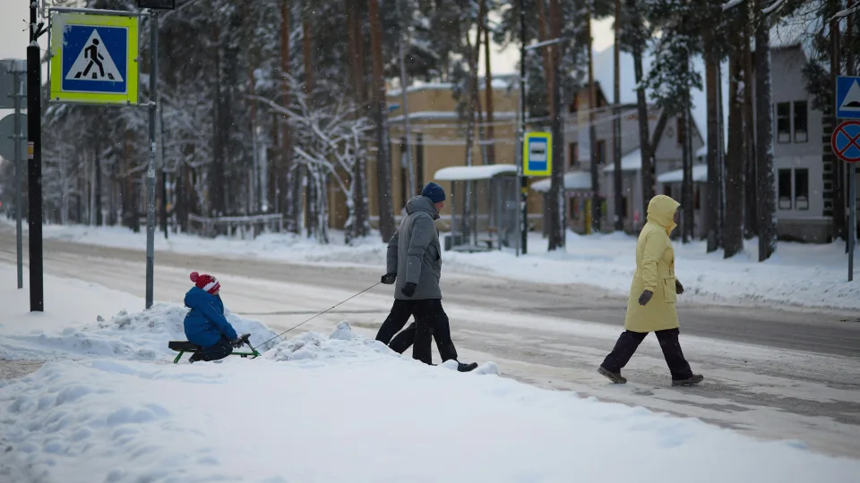 Ar saugu vesti vaiką į lauką, kai minus penkiolika? Gydytojai įvardijo ribas ir ženklus
