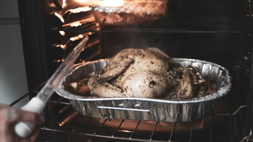 Šokiruojantis atradimas: gydytojai atskleidė, kaip kepti vištieną, kad ji netaptų nuodinga