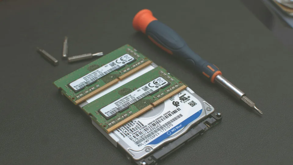 Pažangiausia baterijų technologija vis dar laukia savo eilės: kas stabdo proveržį?