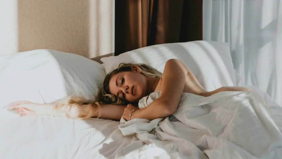 Mokslininkai atskleidė šokiruojančią tiesą: vienas miego įprotis prideda net 4 gyvenimo metus