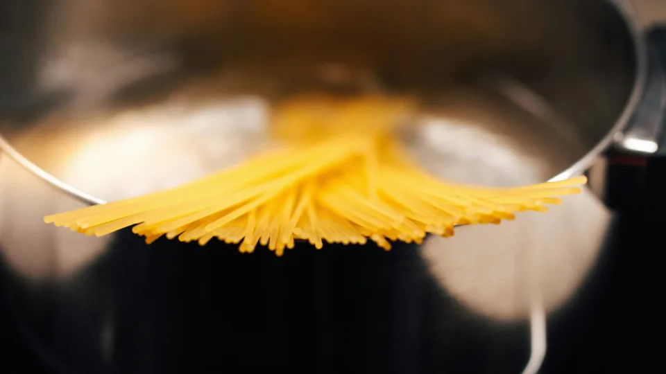 Beveik visi verdame makaronus neteisingai: mokslininkai atskleidė tikslų druskos kiekį