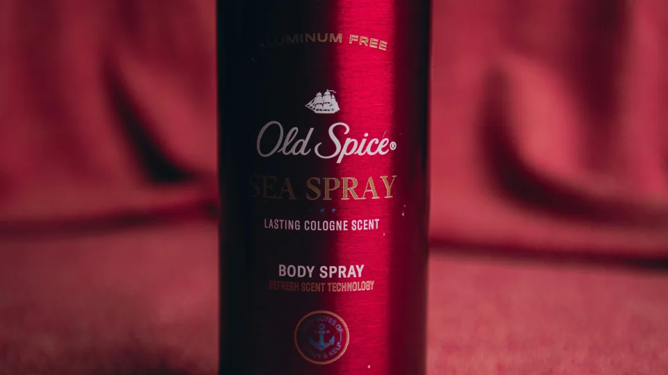 Dermatologai perspėja: per daug dezodoranto kenkia, štai kiek iš tiesų reikia purkšti