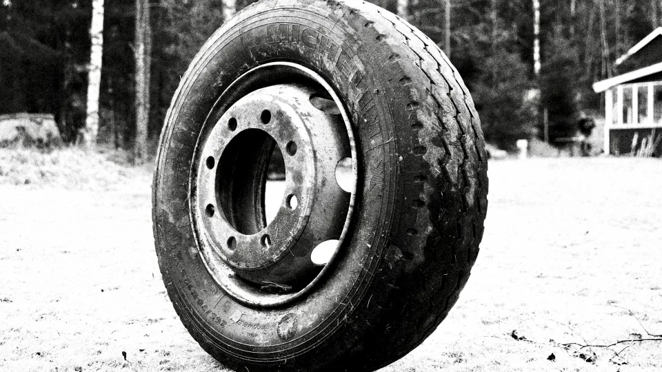 Ant kelio nuo vilkiko nulėkęs ratas virto mirtinu sviediniu, kuris traiškė automobilius