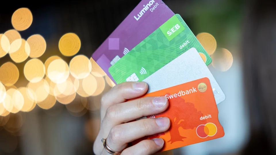 Lietuviai masiškai atsisako banko kortelių: daugelis renkasi grynuosius, to priežastys stebina