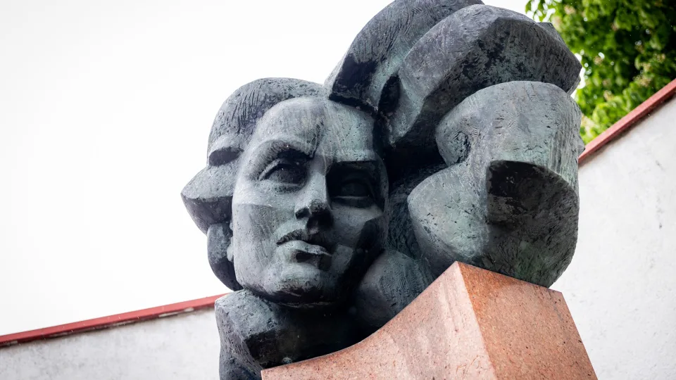 Nurašyti ar palikti? Ministrė meta nepatogų klausimą dėl Salomėjos Nėries vietos Lietuvoje