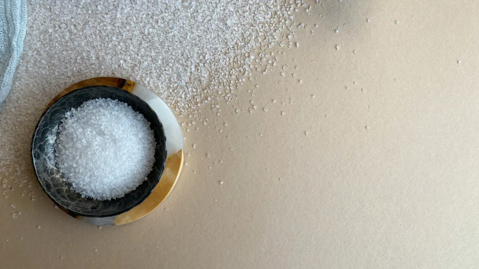 Paprastas, bet veiksmingas triukas: kodėl į klozetą beriu žiupsnelį druskos?