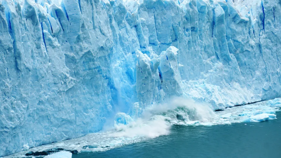Mokslininkai sunerimę: po Antarktidos ledynu aptiko jūrą, kuri šiltesnė nei tikėtasi