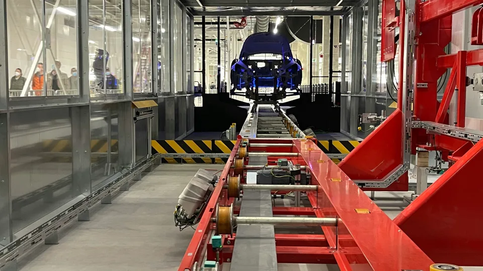 Elektromobilių ambicijos susidūrė su realybe, „Stellantis“ pripažįsta brangią strateginę klaidą